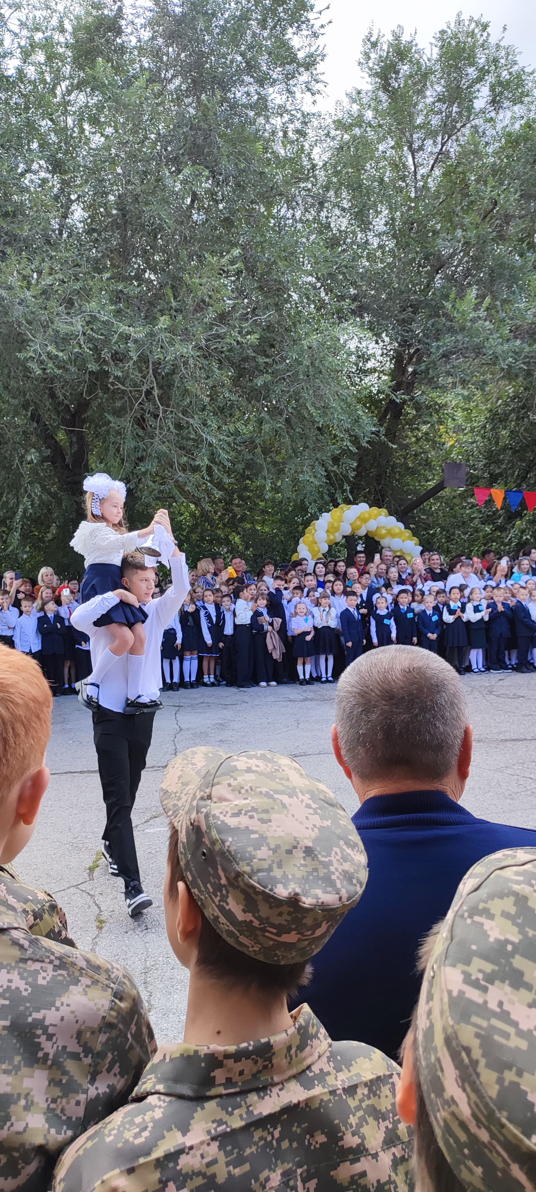 Торжественная линейка посвящённая Дню знаний на тему: "Мектебім-мейірім мекені"